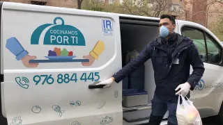 Óscar Gomes repartiendo con su furgoneta