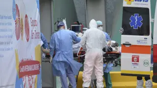 Profesionales sanitarios trasladan a un enfermo de coronavirus en Milán