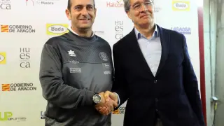 Jose Francisco Nolasco y Pachi Giné, durante la renovación del técnico del Bada Huesca.