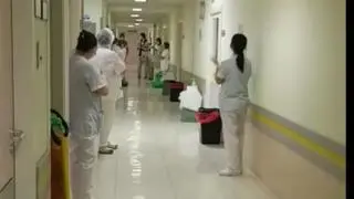 El personal sanitario del Hospital Royo Villanova despidió con aplausos a las dos primeras altas por coronavirus que salieron este martes del centro hospitalario.