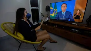 Bolsonaro califica a la COVID-19 de "gripecita" y critica el confinamiento