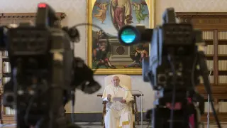 El Papa celebra su audiencia de los miércoles en 'streaming' desde su residencia en el Vaticano.