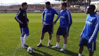 El 'gamer' Dj Mario charla con Luis Suárez, Guti e Igbekeme en la Ciudad Deportiva.