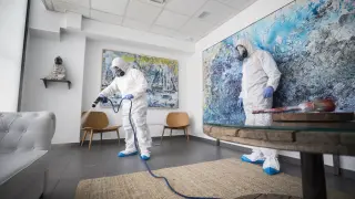 Técnicos de Tecnobio desinfectan una estancia de la empresa Delrío Comunicación Audivisual.