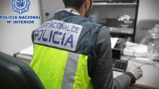 Un agente del Grupo de Delitos Tecnológicos de Huesca.