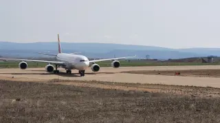 El último avión que aterrizó en el aeropuerto de Teruel, un Airbus A340 de Iberia para desmantelar.