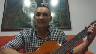 Toño Sánchez, con su guitarra en el vídeo colgado en Youtube.