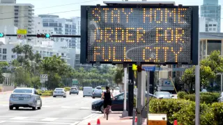 Un cartel luminoso en Miami indica a los ciudadanos que deben quedarse en casa.