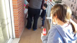Una familia de la asociación Autismo Aragón juega estos días en su balcón.