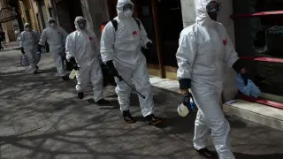Agentes de la UME haciendo tareas de desinfección en Barcelona
