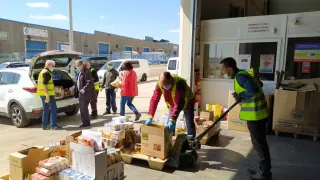 Voluntarios de Peña Guara colaboran con el Banco de Alimentos en el reparto de lotes de comida.
