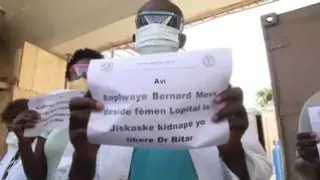 Los trabajadores del hospital han parado su actvidad para exigir su liberación