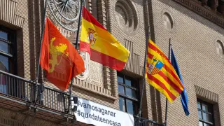Las banderas del Ayuntamiento de Zaragoza ondean a media asta por los fallecidos en la crisis del coronavirus.