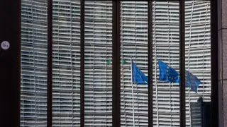 Banderas de la Unión Europea ondean frente a las puertas cerradas del edificio de Consejo Europeo en Bruselas