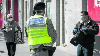 Un miembro de la Policía Militar en una patrulla por Zaragoza