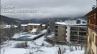 La bajada de las temperaturas ha hecho que la nieve vuelva este lunes al Pirineo. En concreto, las imágenes de este vídeo muestran la localidad de Cerler cubierta por un manto blanco.