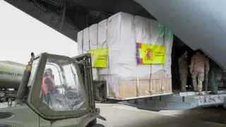 Descargan cajas con test rápidos y mascarillas procedentes de China del avión A400M de la Base de Zaragioza, esta tarde en Torrejón (Madrid).