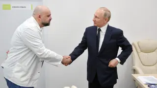 Dennis Protsenko, que ha dado positivo en coronavirus, estrecha la mano a Vladimir Putin el pasado 24 de marzo