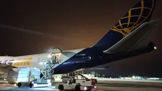 El vuelo de Atlas Air que llegó a Zaragoza la noche del lunes, en plena descarga.