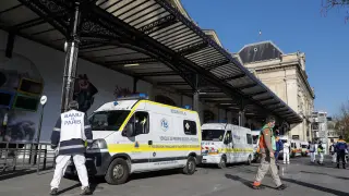 Ambulancias a la entrada de una estación de tren en París.