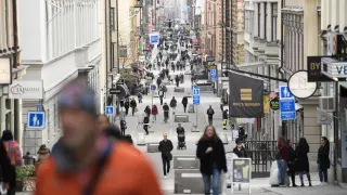 Gente en una calle comercial de Estocolmo el pasado viernes.