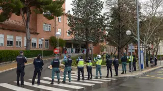 Homenaje de las fuerzas y cuerpos de seguridad a los sanitarios en el Hospital de Teruel /2020-04-01/ Foto: Jorge Escudero [[[FOTOGRAFOS]]]
