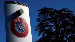 Logo de la UEFA en el exterior de la sede en Nyon