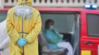 Un bombero de Leganés supervisa el traslado de una paciente del Hospital Severo Ochoa al pabellón polideportivo Carlos Sastre