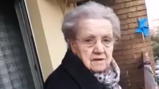 Captura del vídeo don la anciana disfruta de su aplauso de cumpleaños.