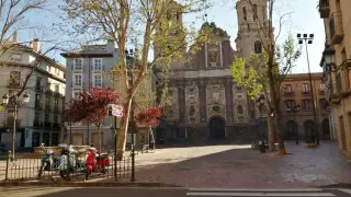 La iglesia de San Cayetano de Zaragoza, en estos momentos, cuando tenía que estar saliendo la procesión de inicio de la Semana Santa.