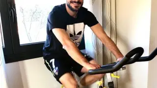 David Ferreiro, en su casa sobre una bicicleta estática.