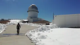 Un operario del Cefca se dirige al observatorio astronómico de Javalambre