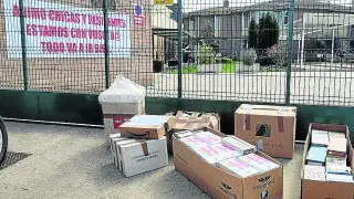 Muchos vecinos de Sariñena dejan regalos a las puertas de la residencia, donde se han autoconfinado 20 trabajadoras y 50 internos.