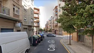 Una imagen de la calle de Lasierra Purroy de Zaragoza, donde han ardido tres contenedores esta madrugada.