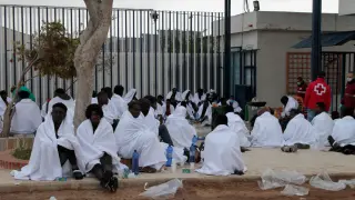 Unos 50 inmigrantes logran entrar a Melilla en un salto masivo a la valla