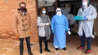 El concejal Carlos Aranda y la alcaldesa de Teruel, Emma Buj, entregan al personal del Hogar San José tres tablets.