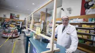 El presidente del Clúster Arahealth, Javier Ruiz Poza, en su farmacia de Zaragoza, este martes.