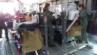 Militares sanitarios de la UMAER al lado de un quirófano de la uci que trasladan en el avión A400M de la Base de Zaragoza durante la prueba de capacitación que fue el miércoles en Torrejón (Madrid).