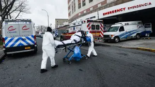 Dos sanitarios trasladan en una camilla a un infectado por coronavirus este miércoles en Nueva York.