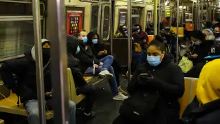 10 April 2020, US, New York: People sit inside New York Metro with face masks, amid the Coronavirus (Covid-19) pandemic. Photo: Vanessa Carvalho/ZUMA Wire/dpa10/04/2020 ONLY FOR USE IN SPAIN [[[EP]]] 10 April 2020, US, New York: People sit inside New York Metro with face masks, amid the Coronavirus (Covid-19) pandemic. Photo: Vanessa Carvalho/ZUMA Wire/dpa
