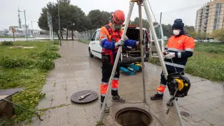 Dos operarios trabajan en la reparación de tuberías en Zaragoza.