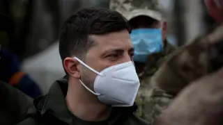 El presidente ucraniano, protegido por una mascarilla, visita un puesto militar.