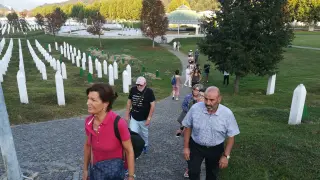Varias personas que han dado testimonio para este texto visitan el cementerio de Srebrenica (Bosnia-Herzegovina) en setiembre de 2018