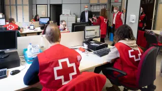 El alcalde, Jorge Azcón, visitó a los voluntarios de Cruz Roja para agradecer su labor