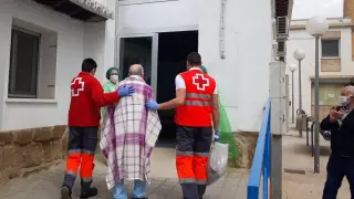El hombre ha entrado acompañado de dos trabajadores de Cruz Roja.