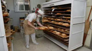 Javier Garzarán hornea roscas de Pascual en su panadería.