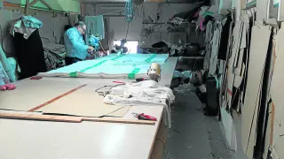 En Diseños Anfra se efectúa el proceso de corte de las sábanas usadas para las batas.