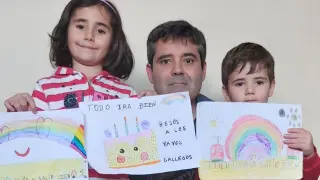 Luis Muniente y sus hijos Martina y Marco, con un mensaje para los abuelos gallegos.