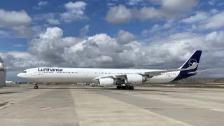 Uno de los aviones A340-600 de Lufthansa estacionados en el aeropuerto de Teruel.