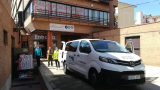 Entrega de alimentos de la Residencia Santa Emerenciana al programa 'Aislados pero no solos' de Teruel.